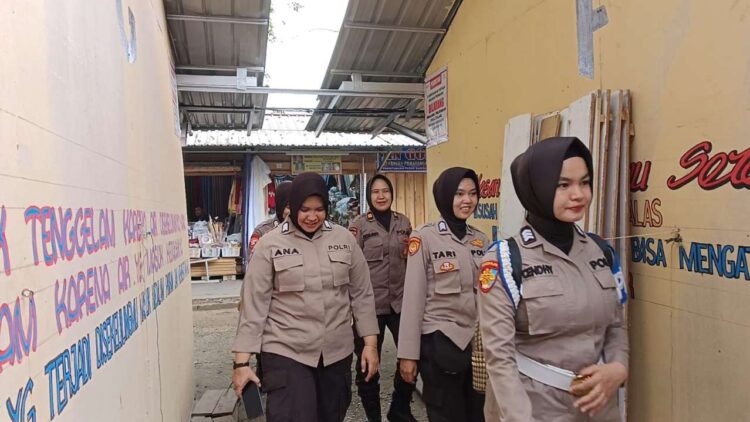 Para Polwan Cantik Polresta Pekanbaru Patroli dengan Berjalan Kaki Jaga Kamtibmas diPasar Bawah