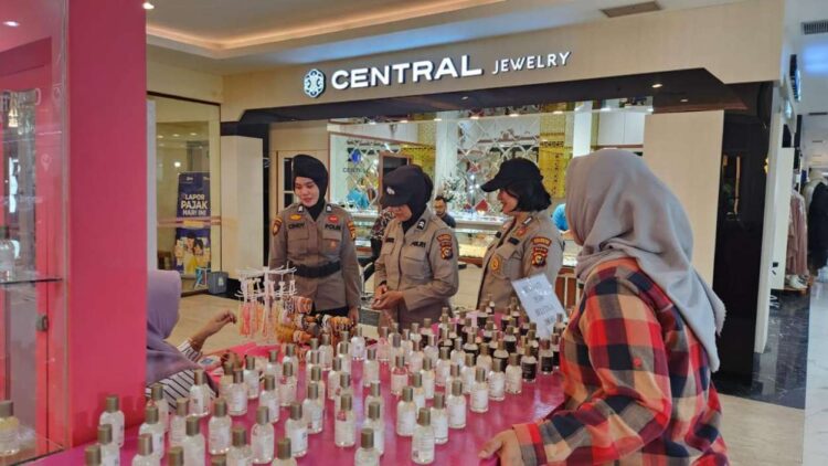 Para Polwan Cantik Berjalan Kaki Patroli Antisipasi C3 di STC Ramayana