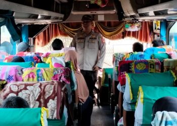 Sambangi Terminal,Panit Binmas Polsek Tualang Beri Himbauan Kepada Sopir Bus dan Calon Penumpang
