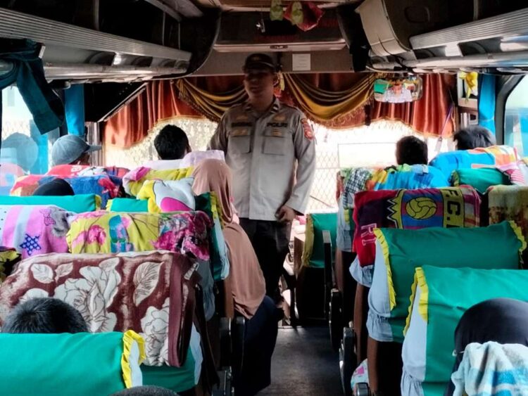 Sambangi Terminal,Panit Binmas Polsek Tualang Beri Himbauan Kepada Sopir Bus dan Calon Penumpang