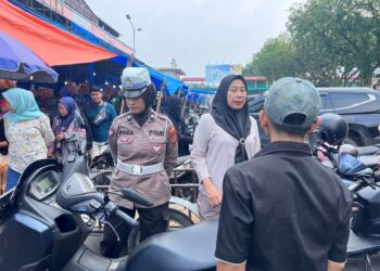 Lagi Polwan Cantik Polresta Pekanbaru Lakukan Patroli dengan Bejalan Kaki Wujudkan Kamtibmas Aman dan Tertib