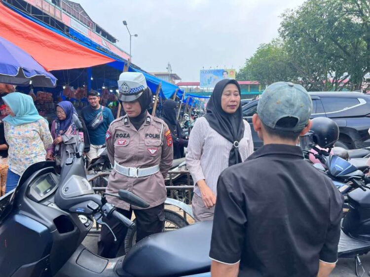 Lagi Polwan Cantik Polresta Pekanbaru Lakukan Patroli dengan Bejalan Kaki Wujudkan Kamtibmas Aman dan Tertib