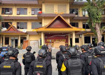 Berikan Rasa Aman Kepada Masyarakat Sat Samapta Polresta Pekanbaru dan Sat Brimobda Riau Ops Ketupat LK 2024 Patroli Rutin