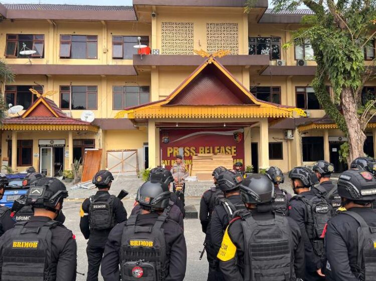 Berikan Rasa Aman Kepada Masyarakat Sat Samapta Polresta Pekanbaru dan Sat Brimobda Riau Ops Ketupat LK 2024 Patroli Rutin