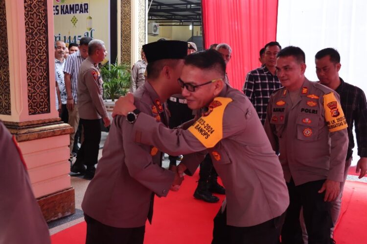 Kapolres Kampar Gelar Halal Bihalal Keluarga Besar Polres Kampar Dalam Rangka Hari Raya Idul Fitri 1445 H 