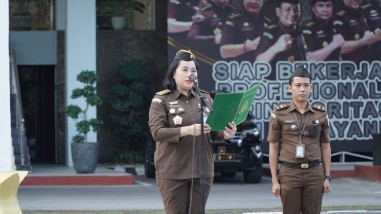 Asisten Pengawasan Kejaksaan Tinggi Riau Penerima Apel Kerja Pagi