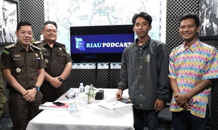 Koordinator Bidang Perdata dan Tata Usaha Negara Kejaksaan Tinggi Riau Menjadi Narasumber dalam Acara Podcast Riau Park TV
