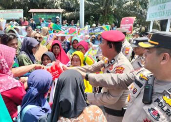 Teriknya Matahari, Polisi Bagikan Minum Gratis Kepada Masyarakat Pendemo