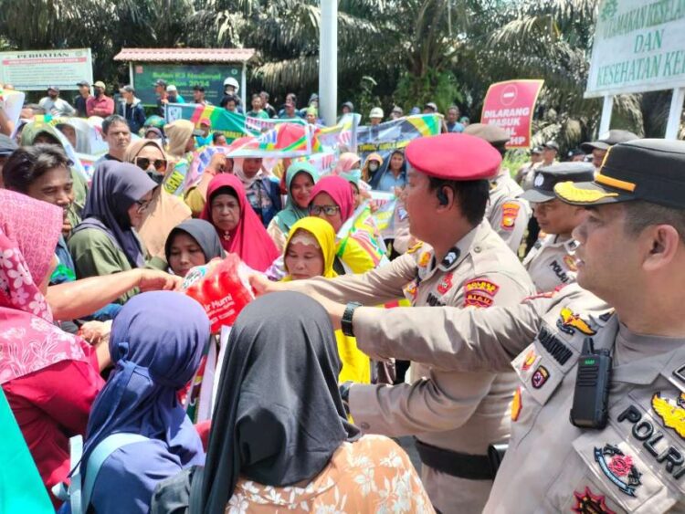 Teriknya Matahari, Polisi Bagikan Minum Gratis Kepada Masyarakat Pendemo