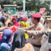 Teriknya Matahari, Polisi Bagikan Minum Gratis Kepada Masyarakat Pendemo