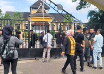 Ketua AWASI Jambi Panjat Pagar, Dalam Aksi di Depan Gedung BPPW Jambi