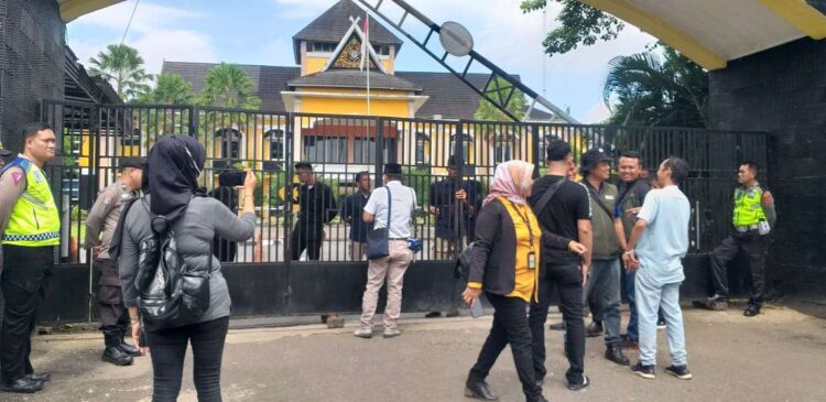 Ketua AWASI Jambi Panjat Pagar, Dalam Aksi di Depan Gedung BPPW Jambi