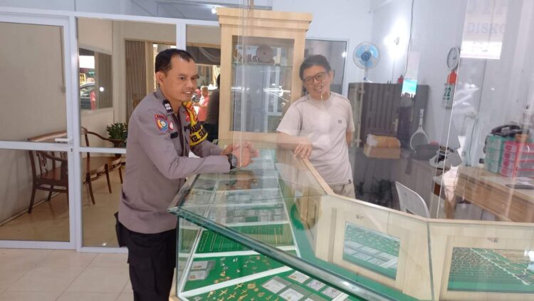 Ajak Jaga Kamtibmas, Bhabinkamtibmas Aiptu Nofri Adino Sambang Warga dan Pelaku Usaha