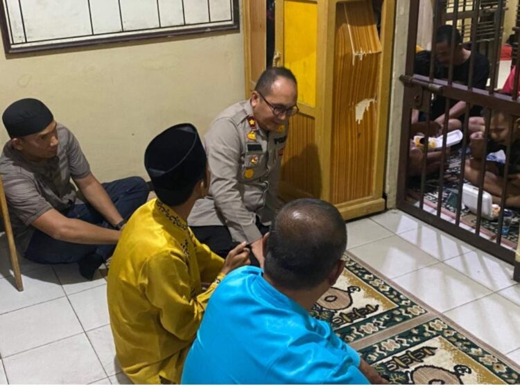 Kapolsek Beserta Personilnya Lakukan Giat Jum’at Berbagi Bersama Para Tahanan di Mapolsek Minas