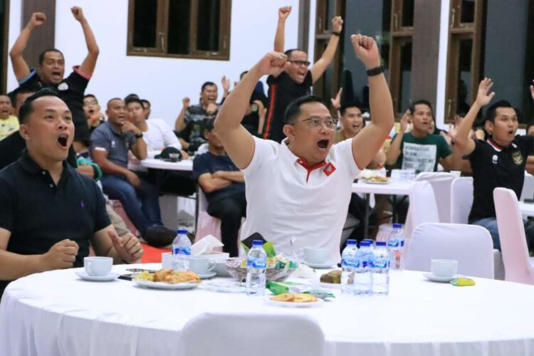 Kapolres Siak Nobar U23 Bersama Ratusan Masyarakat Beri Dukungan Timnas Indonesia