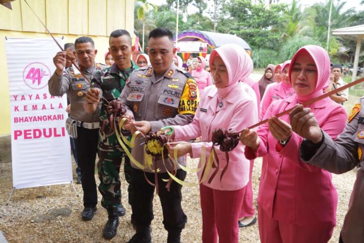 Kapolres Inhu Resmikan Bangunan MCK dan Pojok Baca SD Marginal Rakit Kulim