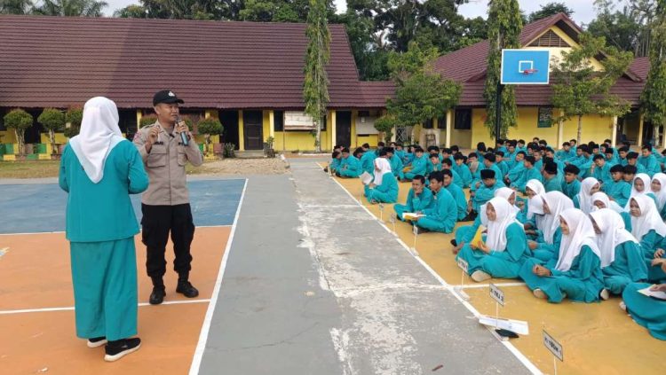 Polsek Kuantan Tengah Berikan Penyuluhan Keselamatan kepada Siswa/i SMK N 1 Teluk Kuantan