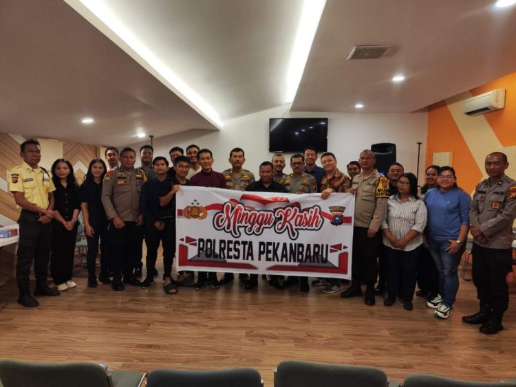 Kegiatan Minggu Kasih Polresta Pekanbaru di Gereja Mawar Sharon Payung Sekaki