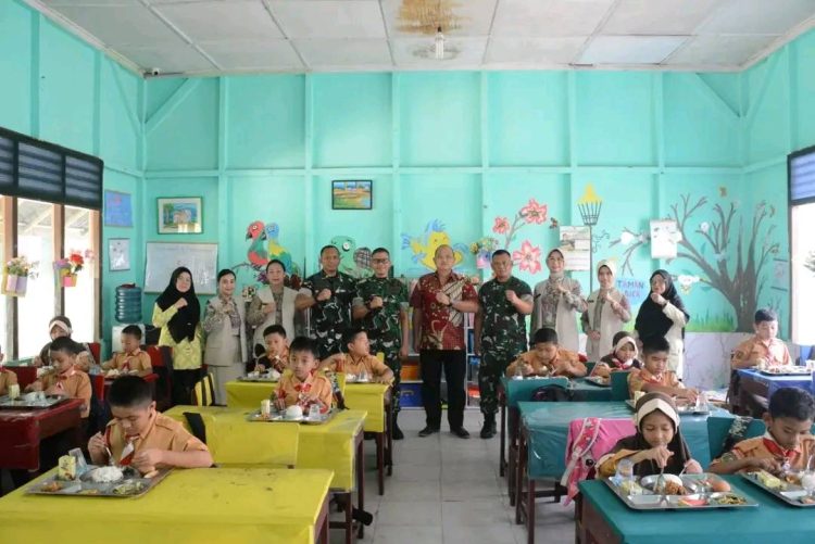 Korem 031/Wira Bima Laksanakan Program Makan Bergizi Gratis “Bersama Ciptakan Generasi Sehat dan Cerdas”