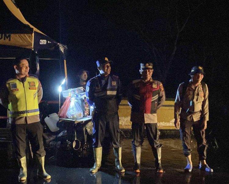 Kapolres Pelalawan Tetap Siagakan Personil di Lokasi Banjir Km 83