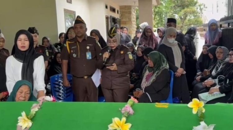 Wakajati Riau Pimpin Prosesi Pelepasan Jenazah Almarhum Jaksa Syahril Siregar SH