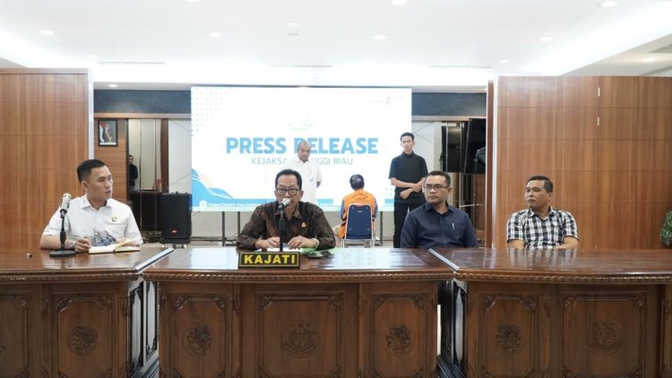 Tim Tabur Kejati Riau, Kejari Pekanbaru dan Satgas SIRI Kejagung berhasil mengamankan DPO Terkait Perkara Korupsi Kredit Fiktif