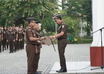 Berkinerja Terbaik, Kajati Serahkan Penghargaan Dari KPK