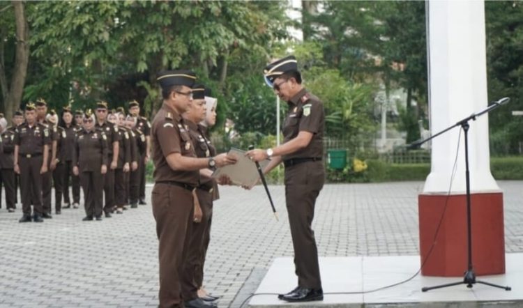 Berkinerja Terbaik, Kajati Serahkan Penghargaan Dari KPK
