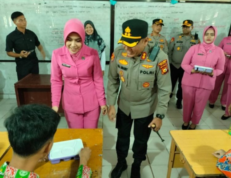 Kapolres Siak dan Ketua Bhayangkari Tinjau Langsung Program Makan Gratis di SMA 1 Tualang