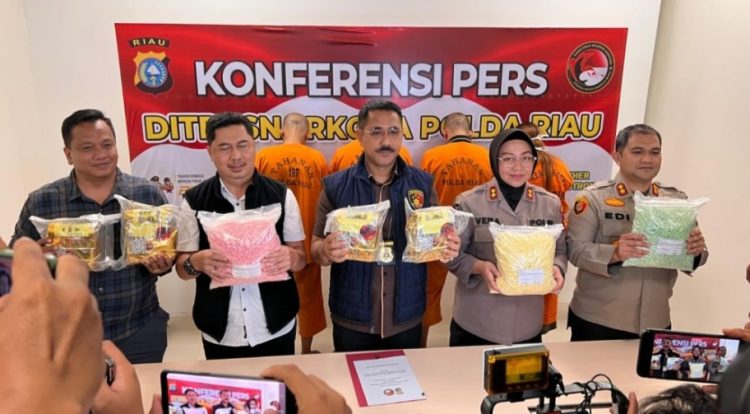 Polda Riau Gagalkan Pengiriman 9 Kg Sabu dan 30 Ribu Pil Ekstasi ke Palembang
