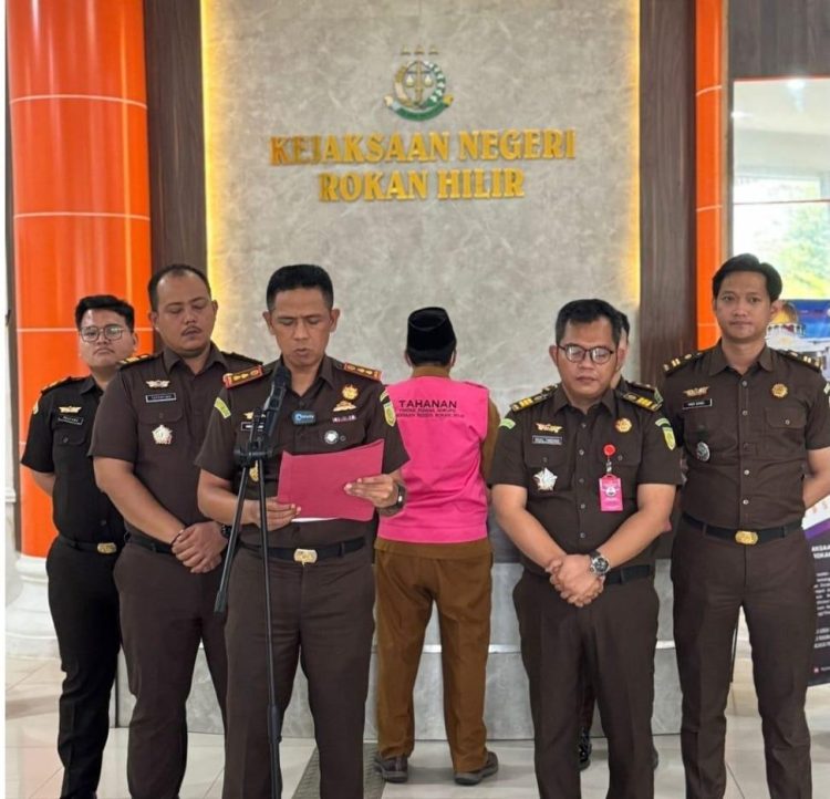 Kejari Rohil Tahan Tersangka Berinisial SJ Korupsi Pembangunan SMP N 4 Panipahan 