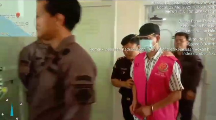 KEJARI ROKAN HILIR MELAKUKAN PENAHANAN KADISDIK ROHIlL ini kronologinya