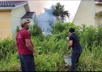 Virall Ini Aksi Heroik Kasatreskrim Polres Kampar Tangkap Pelaku Karhutla dan Padamkan Api di Perumahan
