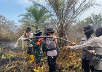 Srikandi Danramil dan Polwan Polres Rohil ikut Memadamkan Api di Rohil