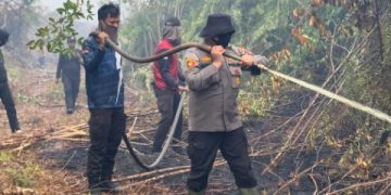 Wakapolres Kepulauan Meranti dan Tim Ikut Padamkan Karhutla
