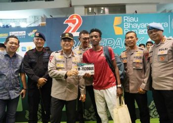 Kapolda Turun Langsung Cek Pembagian Race Pack di GOR Pekanbaru