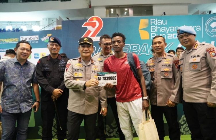 Kapolda Turun Langsung Cek Pembagian Race Pack di GOR Pekanbaru