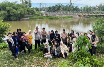 Dalam Rangka Mewujudkan Green Police, Gelar Penanaman pohon, Polsek Rokan IV mengajak Mahasiswa
