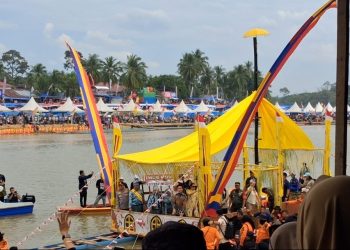 Pacu Jalur Mendunia, Gebernur Riau Dampingi Wakil Presiden RI Dalam Momen Pawai Pembukaan Pacu Jalur