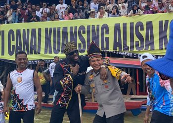 Tepian Sungai Kuantan Bergemuruh, Sorak Sorai Penonton Hiasi Fastival Pacu Jalur