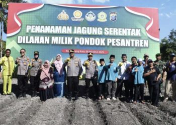 Kapolres Kampar dan Jajaran Tanam Jagung Serentak di Pondok Pesantren 
