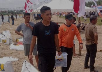 Bagikan Kantong Sampah, BPD Kuansing Ajak Jaga Kebersihan