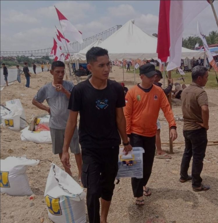 Bagikan Kantong Sampah, BPD Kuansing Ajak Jaga Kebersihan
