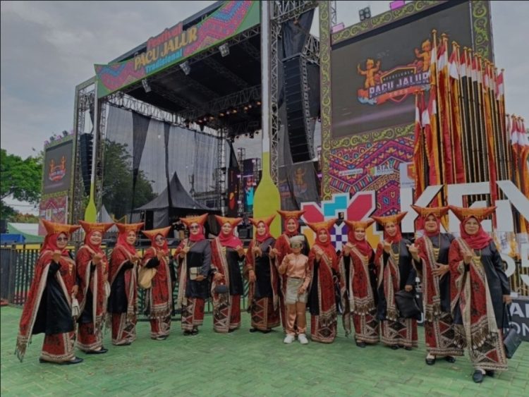 IKM Kuansing Ramaikan Dan Meriahkan Pergelaran Seni Budaya Minangkabau Di Even Pacu Jalur Tradisional 2025