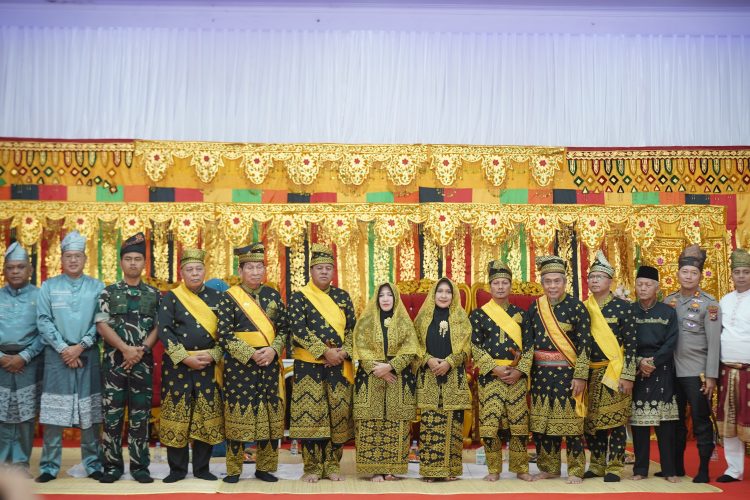 LAM Kuansing Tabalkan Gelar Adat Bupati Dan Wabup Kuansing