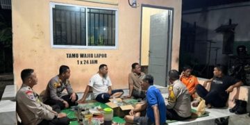 Kapolsek Rumbai Kunjungi Pos Satkamling Umban Sari demi  Perkuat Sinergi Warga Jaga Kamtibmas