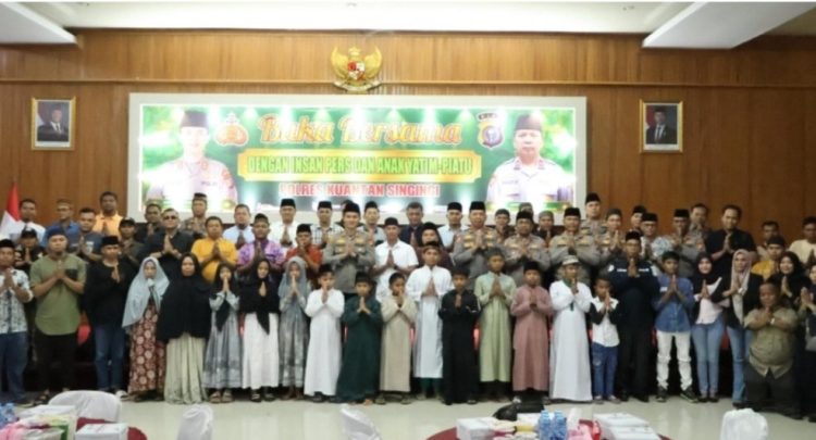 Kapolres Kuansing Buka Puasa Bersama Insan Pers dan Anak Yatim Piatu