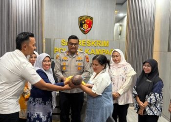 Bayi Malang di Temukan di Balam Jaya, Diserahkan Kepada Keluarga Kandung