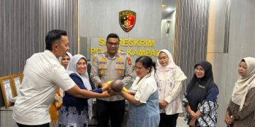 Bayi Malang di Temukan di Balam Jaya, Diserahkan Kepada Keluarga Kandung