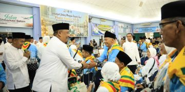 Penuh Haru Bupati Anton Lepas 191 JCH Rohul dari Embarkasi Batam